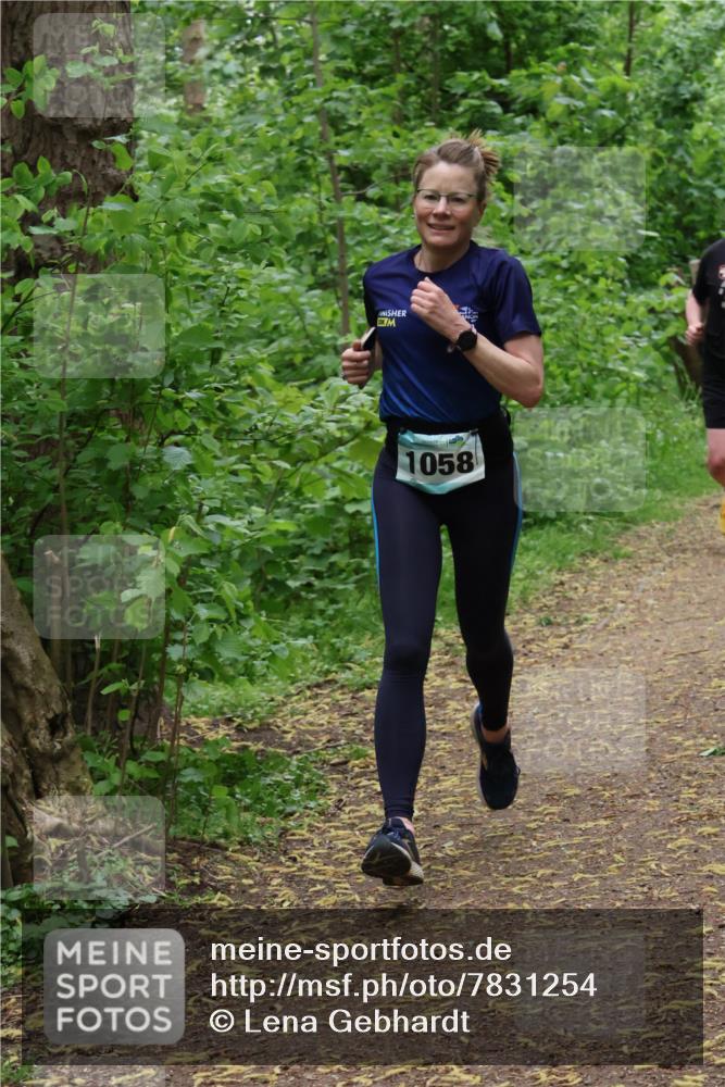 04.05.2025 - 8. Wedeler Halbmarathon Lena Gebhardt http://msf.ph/oto/7831254 04.05.2025 11:17:30 Laufen 1058 meine-sportfotos.de