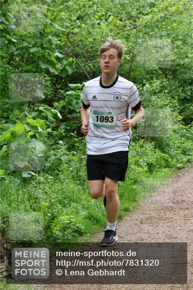 04.05.2025 - 8. Wedeler Halbmarathon Lena Gebhardt http://msf.ph/oto/7831320 04.05.2025 11:17:43 Laufen 1093 meine-sportfotos.de
