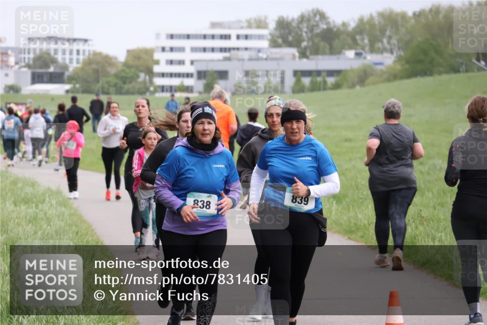 04.05.2025 - 8. Wedeler Halbmarathon Yannick Fuchs http://msf.ph/oto/7831405 04.05.2025 11:20:16 Laufen 838, 839 meine-sportfotos.de