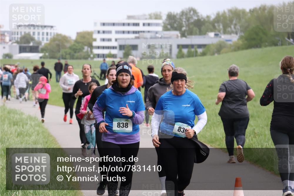 04.05.2025 - 8. Wedeler Halbmarathon Yannick Fuchs http://msf.ph/oto/7831410 04.05.2025 11:20:17 Laufen 838, 835 meine-sportfotos.de