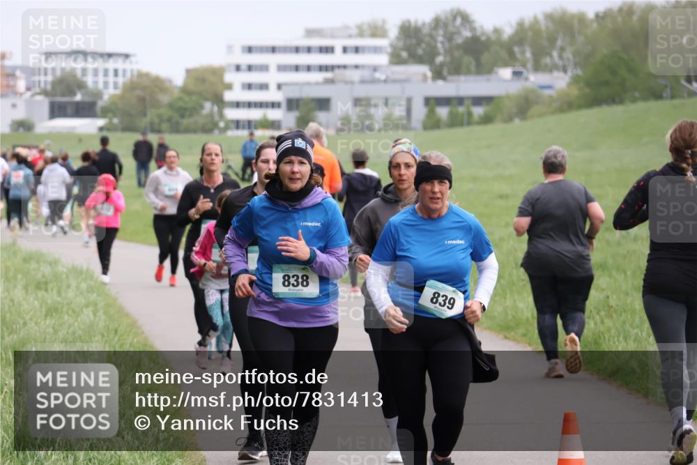 04.05.2025 - 8. Wedeler Halbmarathon Yannick Fuchs http://msf.ph/oto/7831413 04.05.2025 11:20:17 Laufen 838, 839 meine-sportfotos.de