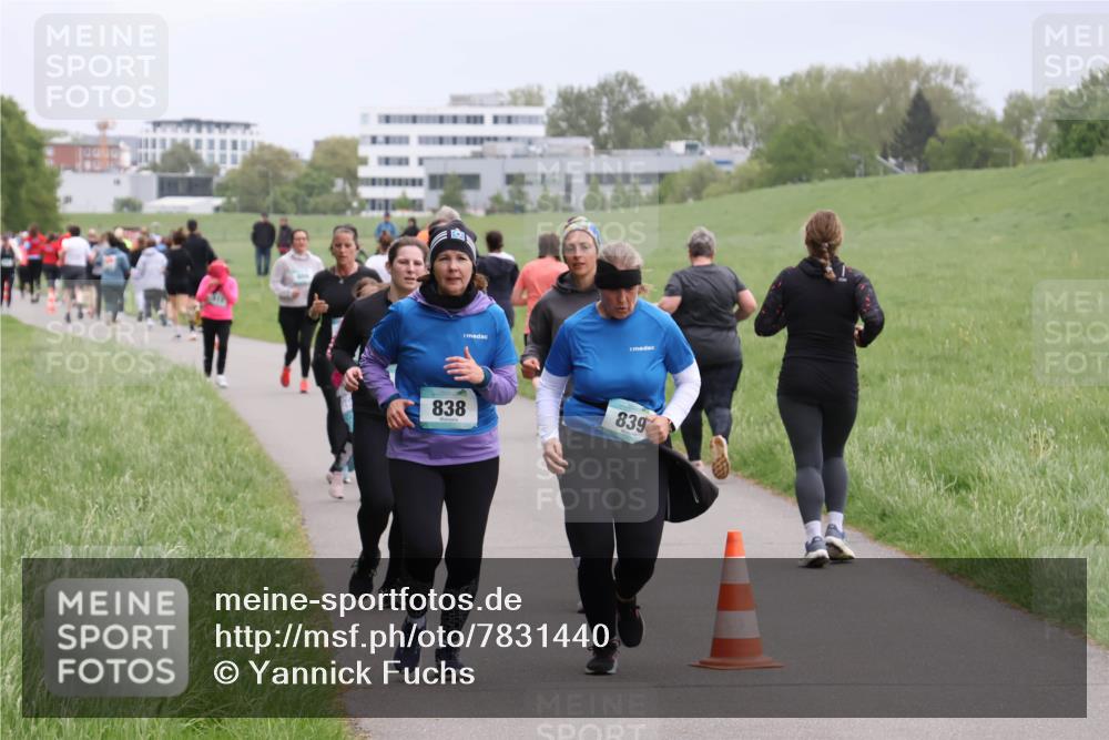 04.05.2025 - 8. Wedeler Halbmarathon Yannick Fuchs http://msf.ph/oto/7831440 04.05.2025 11:20:17 Laufen 838, 839 meine-sportfotos.de