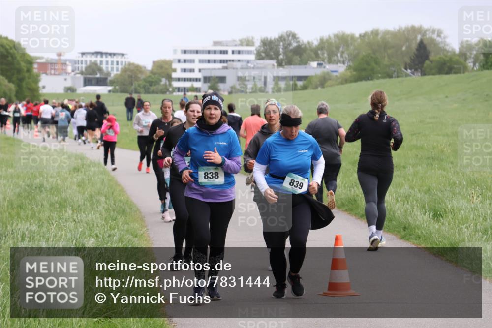04.05.2025 - 8. Wedeler Halbmarathon Yannick Fuchs http://msf.ph/oto/7831444 04.05.2025 11:20:17 Laufen 838, 839 meine-sportfotos.de