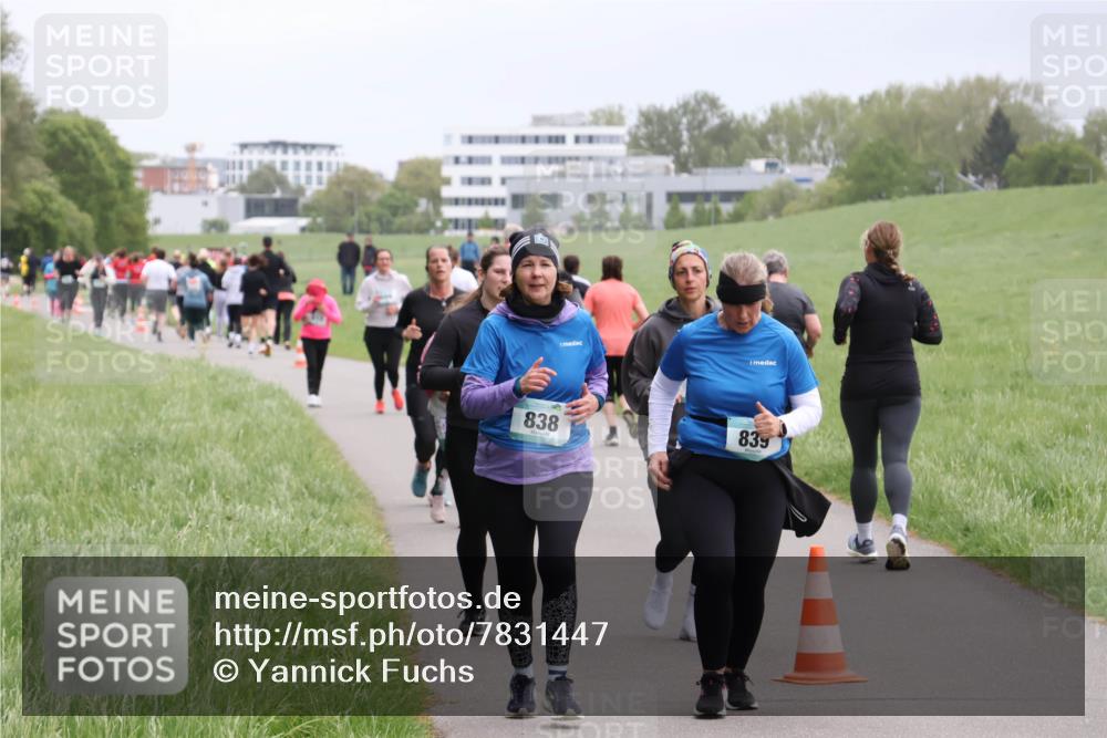 04.05.2025 - 8. Wedeler Halbmarathon Yannick Fuchs http://msf.ph/oto/7831447 04.05.2025 11:20:18 Laufen 838, 839 meine-sportfotos.de