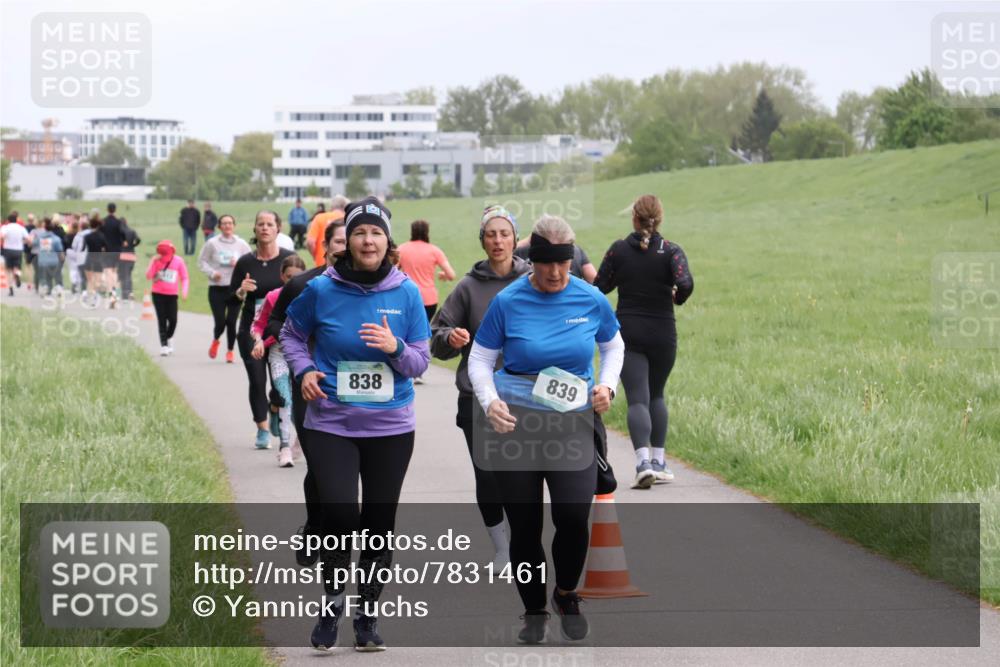 04.05.2025 - 8. Wedeler Halbmarathon Yannick Fuchs http://msf.ph/oto/7831461 04.05.2025 11:20:18 Laufen 838, 839 meine-sportfotos.de