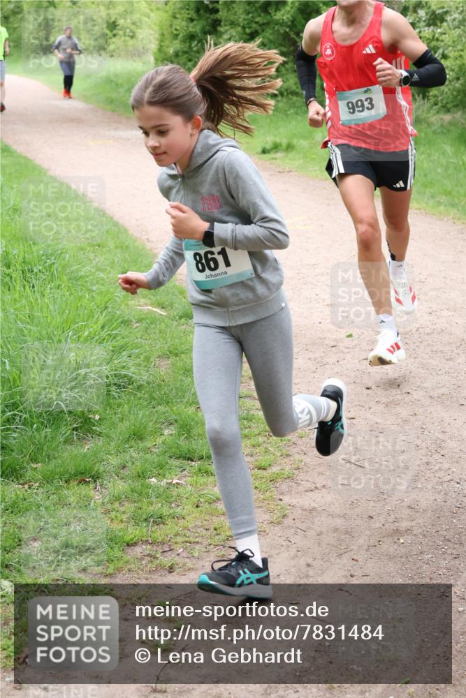 04.05.2025 - 8. Wedeler Halbmarathon Lena Gebhardt http://msf.ph/oto/7831484 04.05.2025 11:18:06 Laufen 861, 993 meine-sportfotos.de
