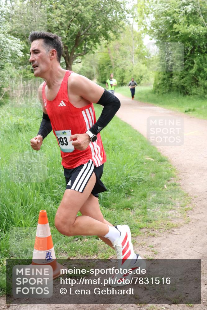 04.05.2025 - 8. Wedeler Halbmarathon Lena Gebhardt http://msf.ph/oto/7831516 04.05.2025 11:18:07 Laufen 040, 66, 83, 2, 193 meine-sportfotos.de