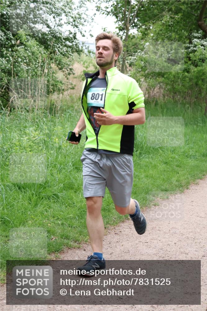 04.05.2025 - 8. Wedeler Halbmarathon Lena Gebhardt http://msf.ph/oto/7831525 04.05.2025 11:18:11 Laufen 801 meine-sportfotos.de