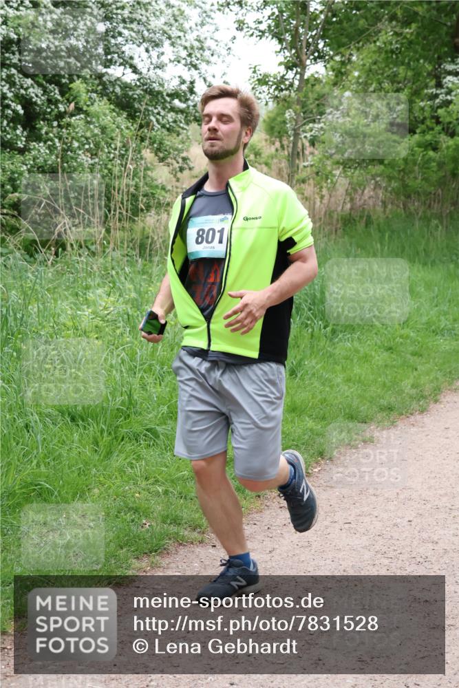 04.05.2025 - 8. Wedeler Halbmarathon Lena Gebhardt http://msf.ph/oto/7831528 04.05.2025 11:18:12 Laufen 801 meine-sportfotos.de