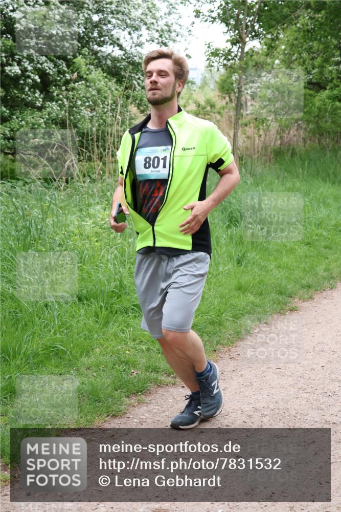 04.05.2025 - 8. Wedeler Halbmarathon Lena Gebhardt http://msf.ph/oto/7831532 04.05.2025 11:18:12 Laufen 801 meine-sportfotos.de