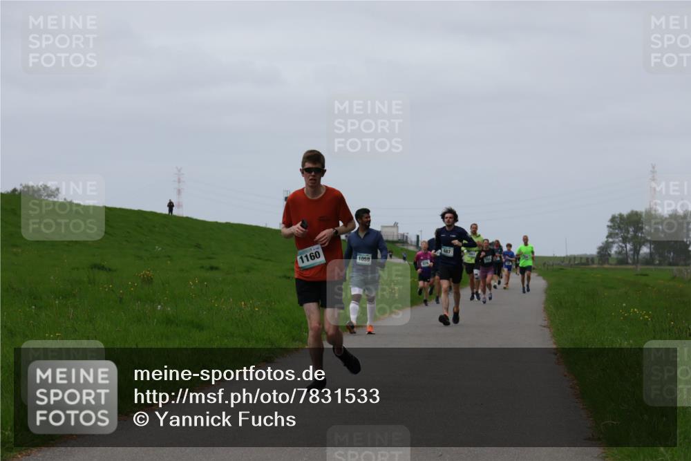 04.05.2025 - 8. Wedeler Halbmarathon Yannick Fuchs http://msf.ph/oto/7831533 04.05.2025 11:20:25 Laufen 1160, 1059, 687 meine-sportfotos.de