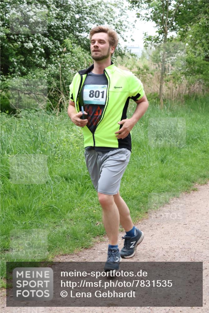 04.05.2025 - 8. Wedeler Halbmarathon Lena Gebhardt http://msf.ph/oto/7831535 04.05.2025 11:18:12 Laufen 801 meine-sportfotos.de