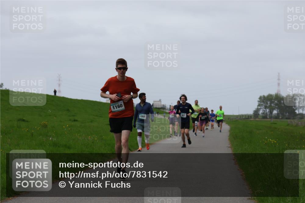 04.05.2025 - 8. Wedeler Halbmarathon Yannick Fuchs http://msf.ph/oto/7831542 04.05.2025 11:20:25 Laufen 1160, 1059, 687 meine-sportfotos.de