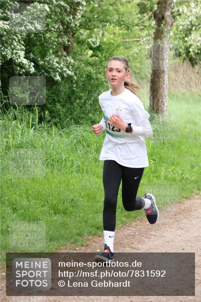 04.05.2025 - 8. Wedeler Halbmarathon Lena Gebhardt http://msf.ph/oto/7831592 04.05.2025 11:18:23 Laufen 1123 meine-sportfotos.de
