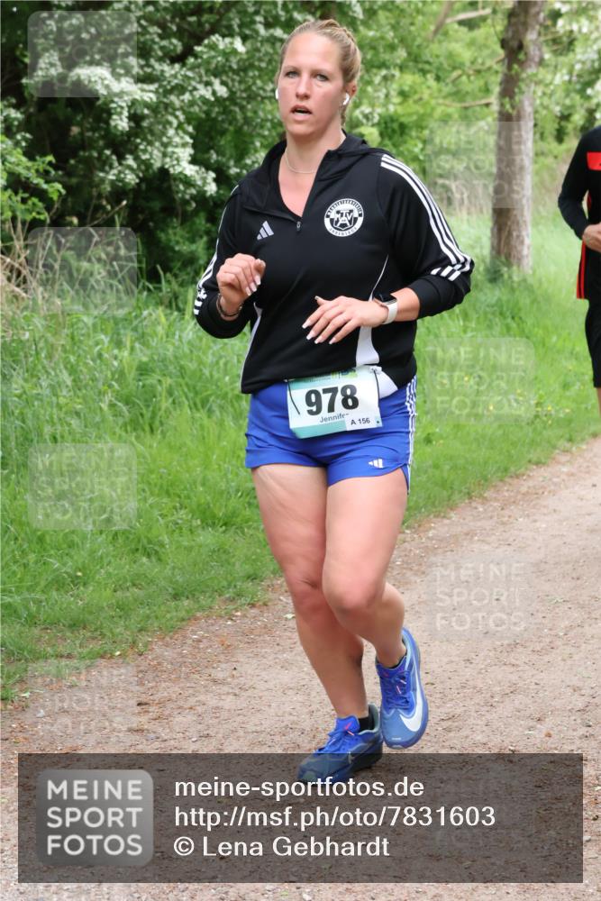04.05.2025 - 8. Wedeler Halbmarathon Lena Gebhardt http://msf.ph/oto/7831603 04.05.2025 11:18:25 Laufen 978, 156 meine-sportfotos.de