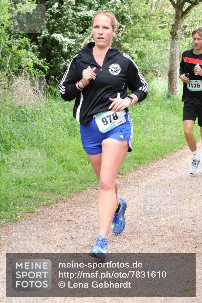 04.05.2025 - 8. Wedeler Halbmarathon Lena Gebhardt http://msf.ph/oto/7831610 04.05.2025 11:18:25 Laufen 978, 156, 1176 meine-sportfotos.de