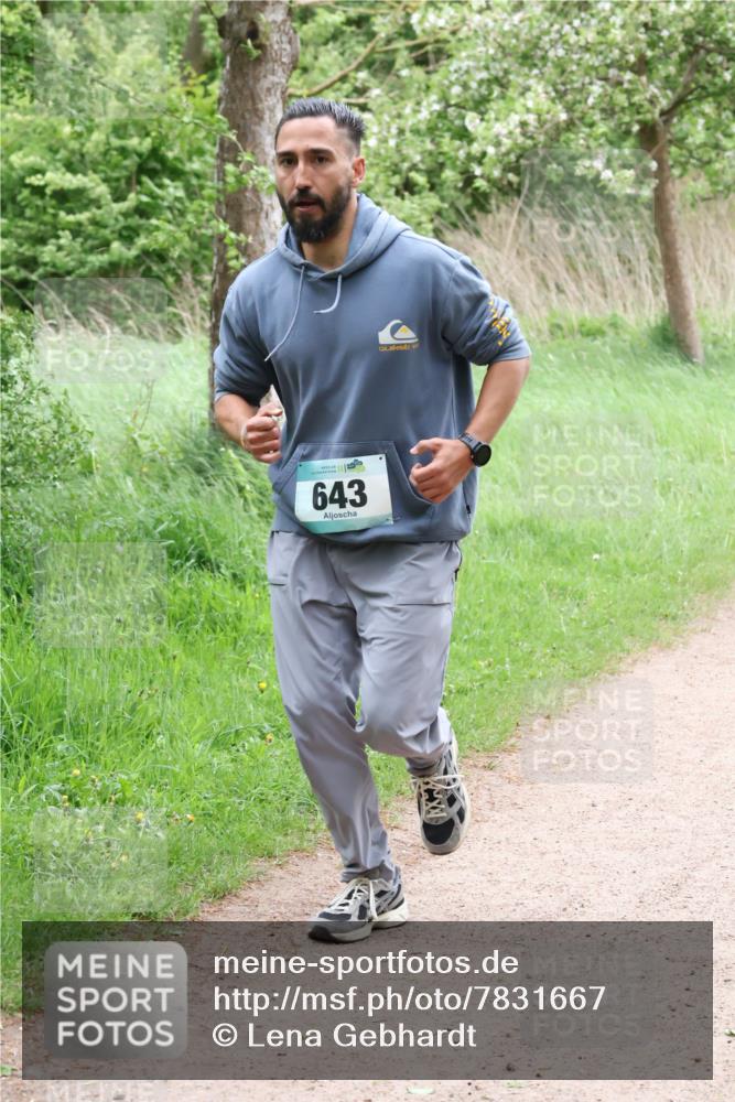 04.05.2025 - 8. Wedeler Halbmarathon Lena Gebhardt http://msf.ph/oto/7831667 04.05.2025 11:18:30 Laufen 8, 56, 643 meine-sportfotos.de
