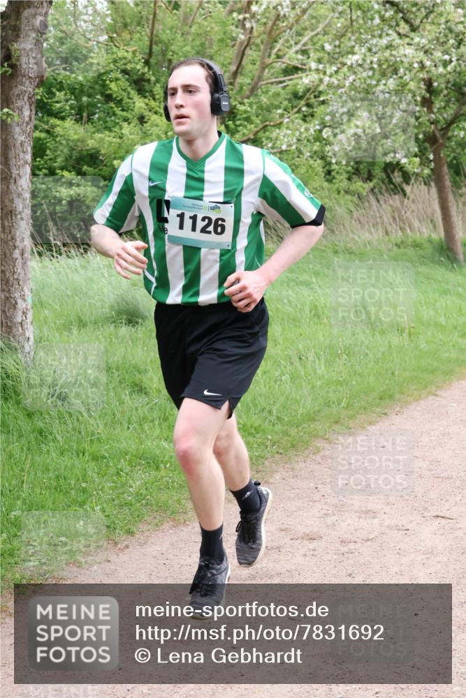 04.05.2025 - 8. Wedeler Halbmarathon Lena Gebhardt http://msf.ph/oto/7831692 04.05.2025 11:18:35 Laufen 1126 meine-sportfotos.de
