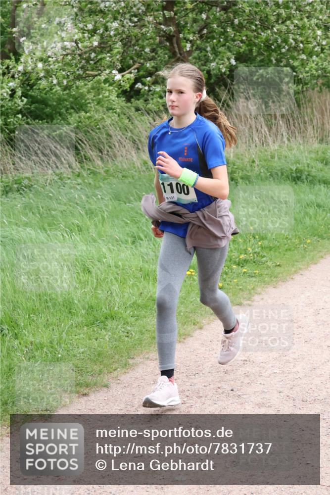 04.05.2025 - 8. Wedeler Halbmarathon Lena Gebhardt http://msf.ph/oto/7831737 04.05.2025 11:18:40 Laufen 1100, 131 meine-sportfotos.de