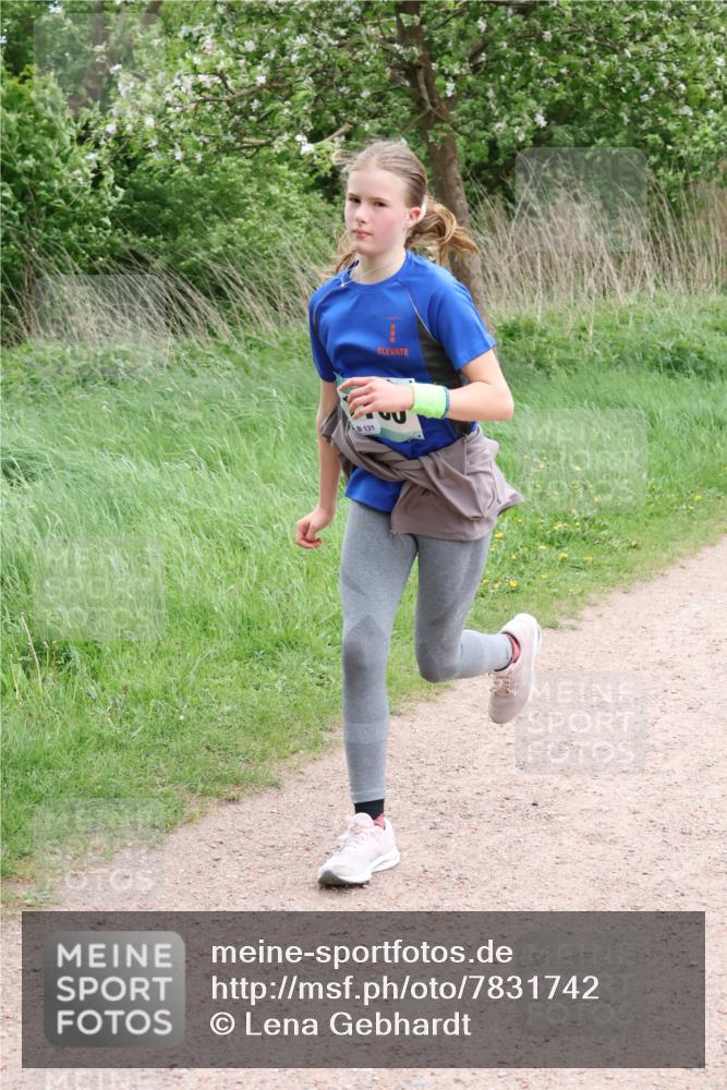 04.05.2025 - 8. Wedeler Halbmarathon Lena Gebhardt http://msf.ph/oto/7831742 04.05.2025 11:18:41 Laufen 131 meine-sportfotos.de