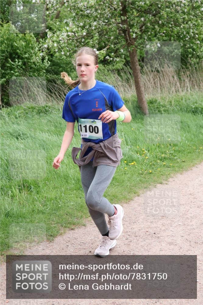 04.05.2025 - 8. Wedeler Halbmarathon Lena Gebhardt http://msf.ph/oto/7831750 04.05.2025 11:18:41 Laufen 16, 1100, 131 meine-sportfotos.de