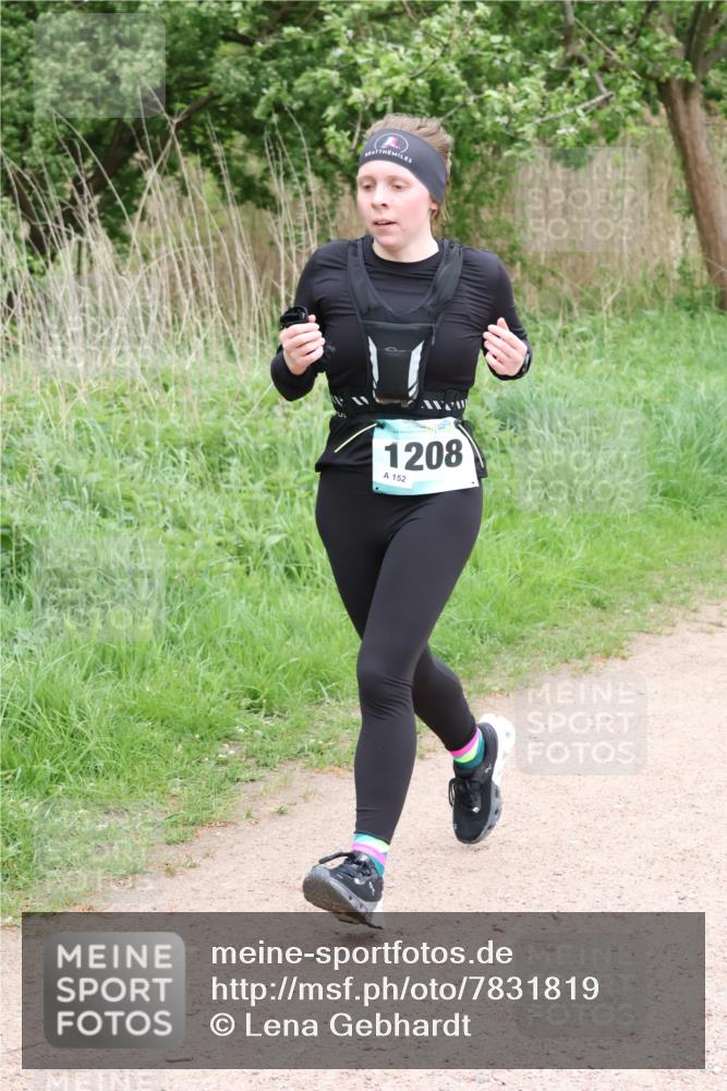 04.05.2025 - 8. Wedeler Halbmarathon Lena Gebhardt http://msf.ph/oto/7831819 04.05.2025 11:18:47 Laufen 1208, 152 meine-sportfotos.de