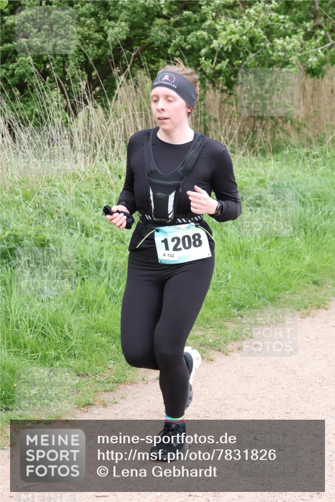 04.05.2025 - 8. Wedeler Halbmarathon Lena Gebhardt http://msf.ph/oto/7831826 04.05.2025 11:18:47 Laufen 1208, 152 meine-sportfotos.de