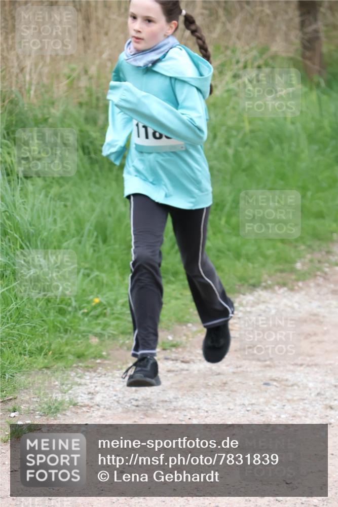 04.05.2025 - 8. Wedeler Halbmarathon Lena Gebhardt http://msf.ph/oto/7831839 04.05.2025 11:18:49 Laufen 110 meine-sportfotos.de