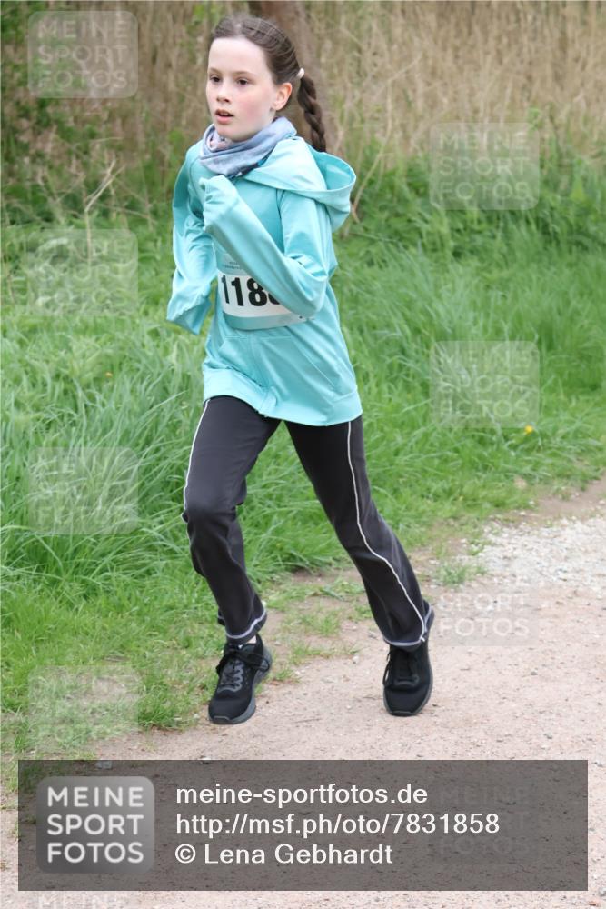 04.05.2025 - 8. Wedeler Halbmarathon Lena Gebhardt http://msf.ph/oto/7831858 04.05.2025 11:18:50 Laufen 118 meine-sportfotos.de