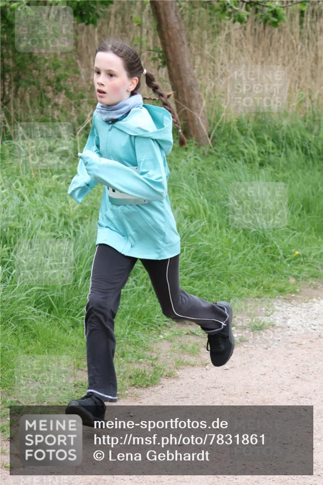 04.05.2025 - 8. Wedeler Halbmarathon Lena Gebhardt http://msf.ph/oto/7831861 04.05.2025 11:18:50 Laufen  meine-sportfotos.de