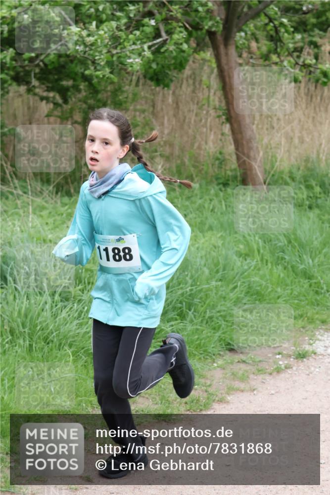04.05.2025 - 8. Wedeler Halbmarathon Lena Gebhardt http://msf.ph/oto/7831868 04.05.2025 11:18:50 Laufen 1188 meine-sportfotos.de
