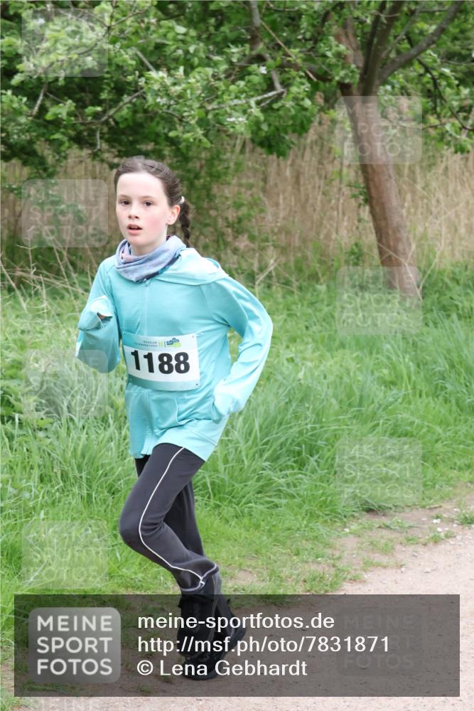 04.05.2025 - 8. Wedeler Halbmarathon Lena Gebhardt http://msf.ph/oto/7831871 04.05.2025 11:18:50 Laufen 1188 meine-sportfotos.de