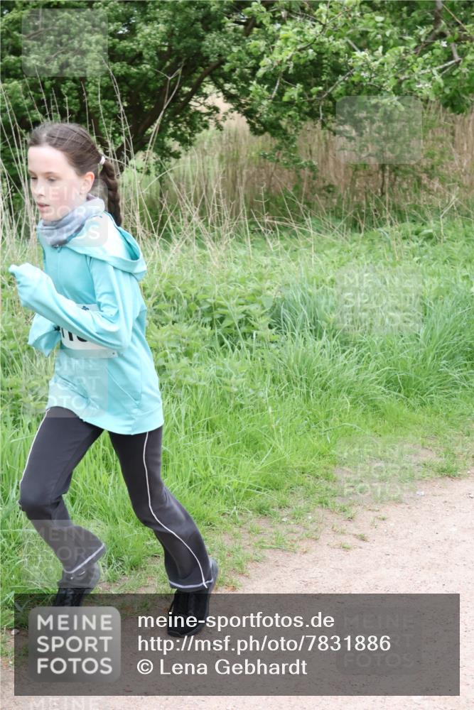 04.05.2025 - 8. Wedeler Halbmarathon Lena Gebhardt http://msf.ph/oto/7831886 04.05.2025 11:18:50 Laufen  meine-sportfotos.de