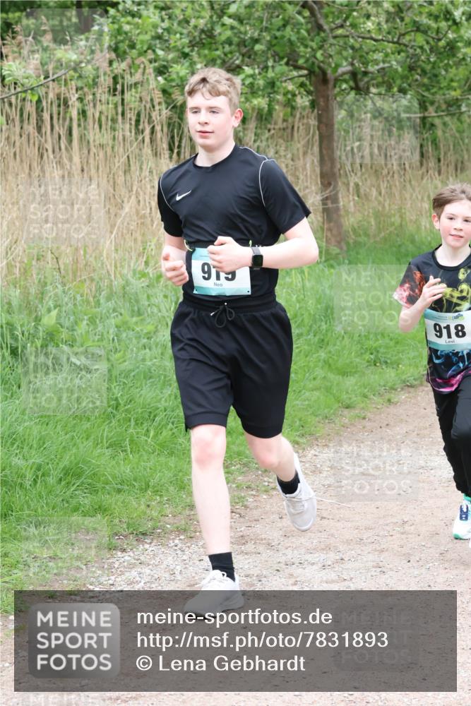 04.05.2025 - 8. Wedeler Halbmarathon Lena Gebhardt http://msf.ph/oto/7831893 04.05.2025 11:18:53 Laufen 913, 918 meine-sportfotos.de