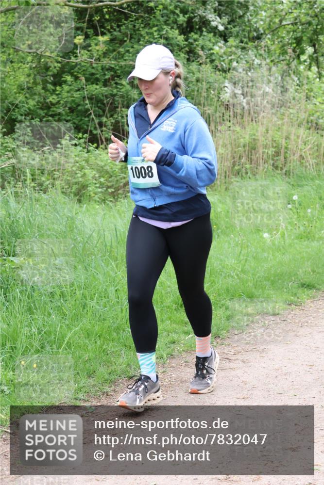 04.05.2025 - 8. Wedeler Halbmarathon Lena Gebhardt http://msf.ph/oto/7832047 04.05.2025 11:19:12 Laufen 1008 meine-sportfotos.de