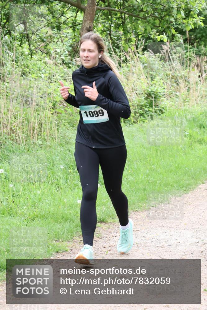 04.05.2025 - 8. Wedeler Halbmarathon Lena Gebhardt http://msf.ph/oto/7832059 04.05.2025 11:19:13 Laufen 1099 meine-sportfotos.de