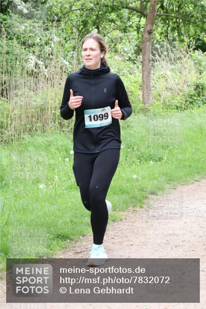 04.05.2025 - 8. Wedeler Halbmarathon Lena Gebhardt http://msf.ph/oto/7832072 04.05.2025 11:19:14 Laufen 1099 meine-sportfotos.de