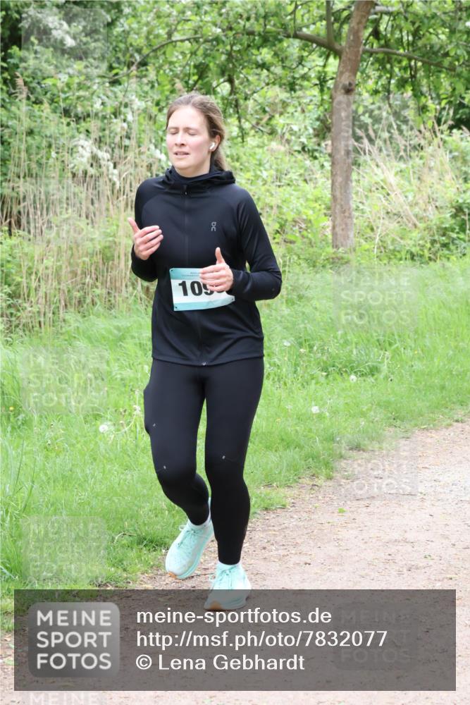 04.05.2025 - 8. Wedeler Halbmarathon Lena Gebhardt http://msf.ph/oto/7832077 04.05.2025 11:19:14 Laufen 10 meine-sportfotos.de