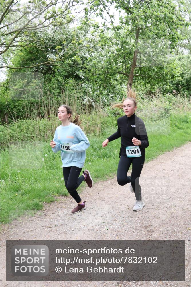 04.05.2025 - 8. Wedeler Halbmarathon Lena Gebhardt http://msf.ph/oto/7832102 04.05.2025 11:19:19 Laufen 1198, 1201 meine-sportfotos.de
