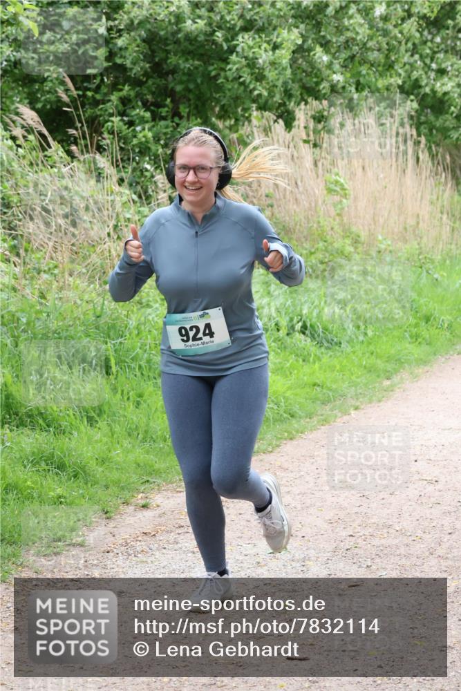 04.05.2025 - 8. Wedeler Halbmarathon Lena Gebhardt http://msf.ph/oto/7832114 04.05.2025 11:19:21 Laufen 924 meine-sportfotos.de