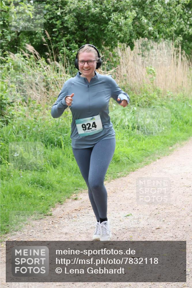 04.05.2025 - 8. Wedeler Halbmarathon Lena Gebhardt http://msf.ph/oto/7832118 04.05.2025 11:19:21 Laufen 924 meine-sportfotos.de