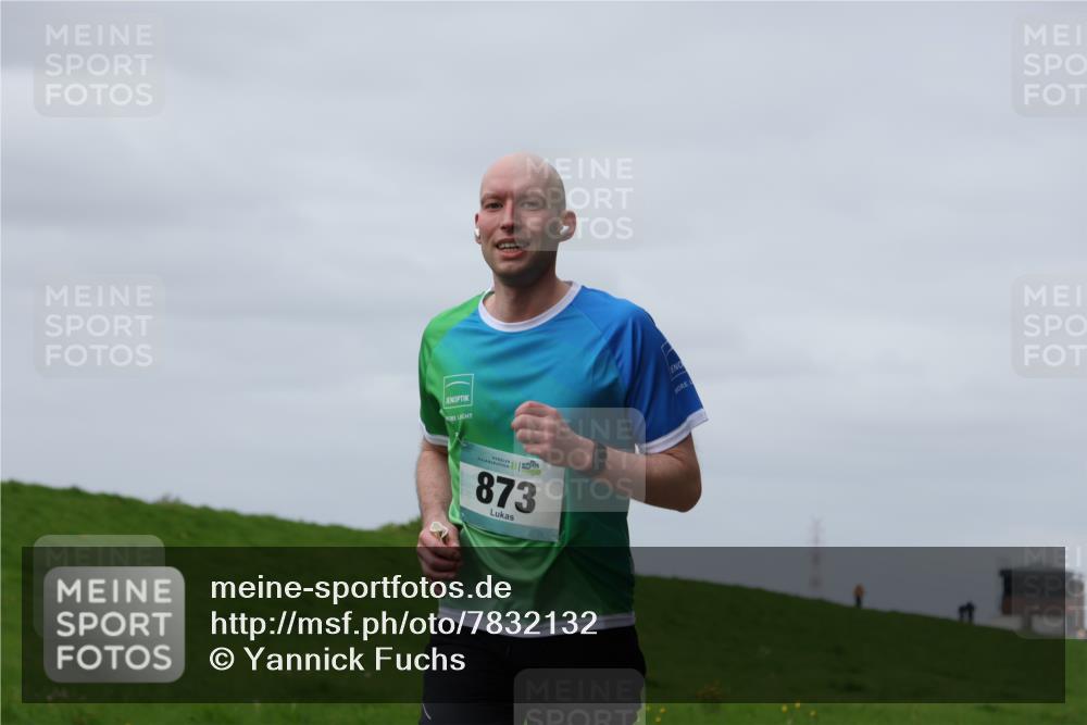 04.05.2025 - 8. Wedeler Halbmarathon Yannick Fuchs http://msf.ph/oto/7832132 04.05.2025 11:41:04 Laufen 873 meine-sportfotos.de