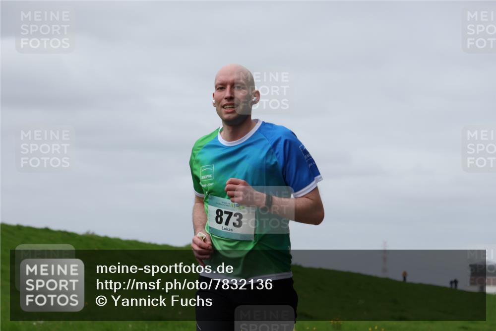 04.05.2025 - 8. Wedeler Halbmarathon Yannick Fuchs http://msf.ph/oto/7832136 04.05.2025 11:41:04 Laufen 873 meine-sportfotos.de
