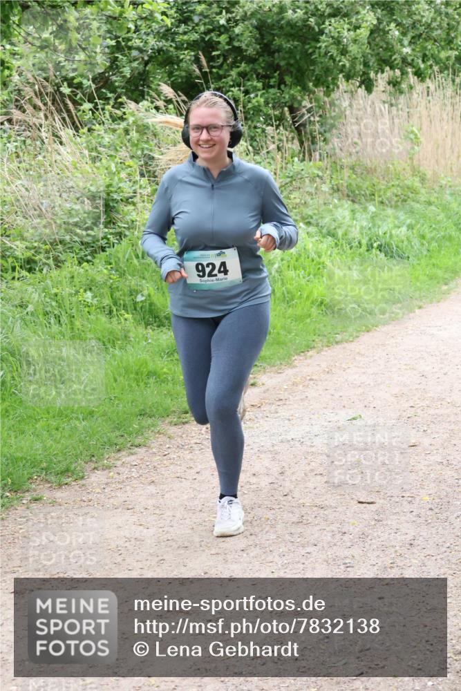 04.05.2025 - 8. Wedeler Halbmarathon Lena Gebhardt http://msf.ph/oto/7832138 04.05.2025 11:19:22 Laufen 924 meine-sportfotos.de