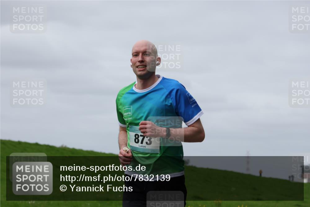04.05.2025 - 8. Wedeler Halbmarathon Yannick Fuchs http://msf.ph/oto/7832139 04.05.2025 11:41:04 Laufen 873 meine-sportfotos.de
