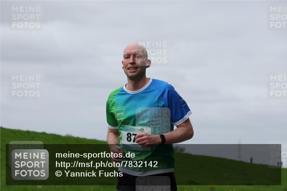04.05.2025 - 8. Wedeler Halbmarathon Yannick Fuchs http://msf.ph/oto/7832142 04.05.2025 11:41:04 Laufen 87 meine-sportfotos.de