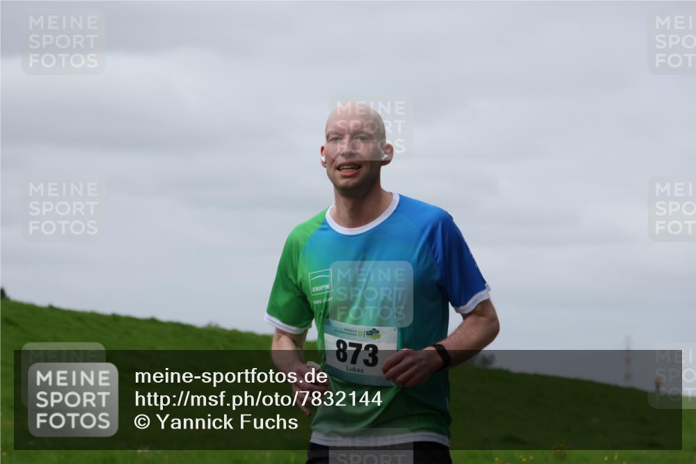 04.05.2025 - 8. Wedeler Halbmarathon Yannick Fuchs http://msf.ph/oto/7832144 04.05.2025 11:41:04 Laufen 56, 873 meine-sportfotos.de