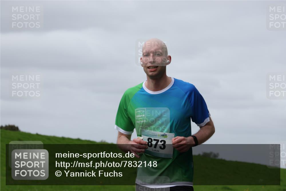 04.05.2025 - 8. Wedeler Halbmarathon Yannick Fuchs http://msf.ph/oto/7832148 04.05.2025 11:41:04 Laufen 873 meine-sportfotos.de