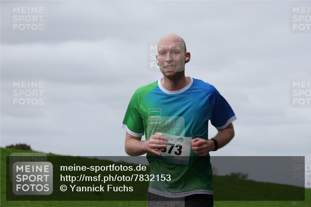 04.05.2025 - 8. Wedeler Halbmarathon Yannick Fuchs http://msf.ph/oto/7832153 04.05.2025 11:41:04 Laufen 573 meine-sportfotos.de