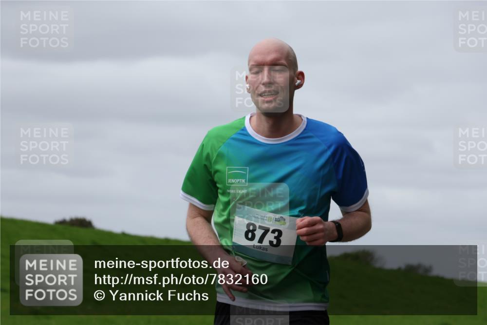 04.05.2025 - 8. Wedeler Halbmarathon Yannick Fuchs http://msf.ph/oto/7832160 04.05.2025 11:41:04 Laufen 873 meine-sportfotos.de